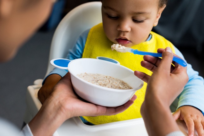 3 Makanan Bayi 7 Bulan untuk Kecerdasan Otak demi Perkembangan Optimal